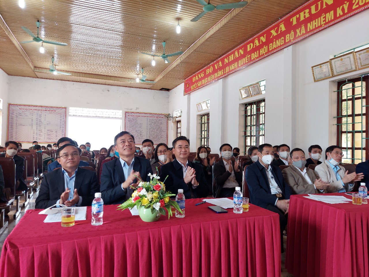 Công đoàn Kiểm toán nhà nước và Công đoàn Kiểm toán nhà nước chuyên ngành III tổ chức thăm và trao quà cho các học sinh nghèo vượt khó tại tỉnh Nghệ An